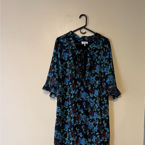 Ganni Printed Light Crepe Ruffle V-Neck Raglan Dress in Meadow Azure Blue 34 - Picture 4 of 16